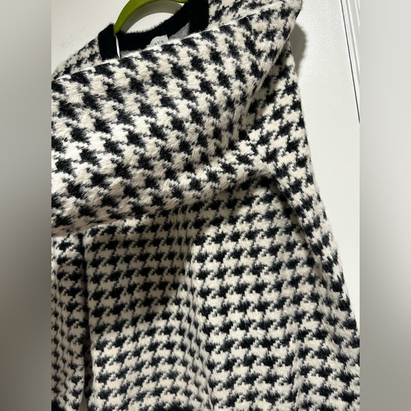 NWOT Women’s Cyrus Black & White Shaggy Fuzzy Houndstooth Crew Neck Sweater. Lg - Picture 7 of 10
